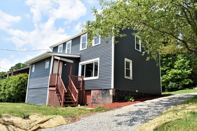 Primary Photo - LEASE PENDING AS OF 05/06/2025: Lovely 3 b...