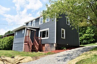 Building Photo - LEASE PENDING AS OF 05/06/2025: Lovely 3 b...