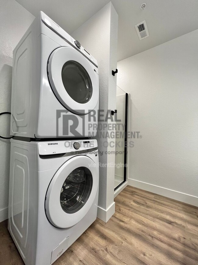 Building Photo - 400 N Garfield Ave