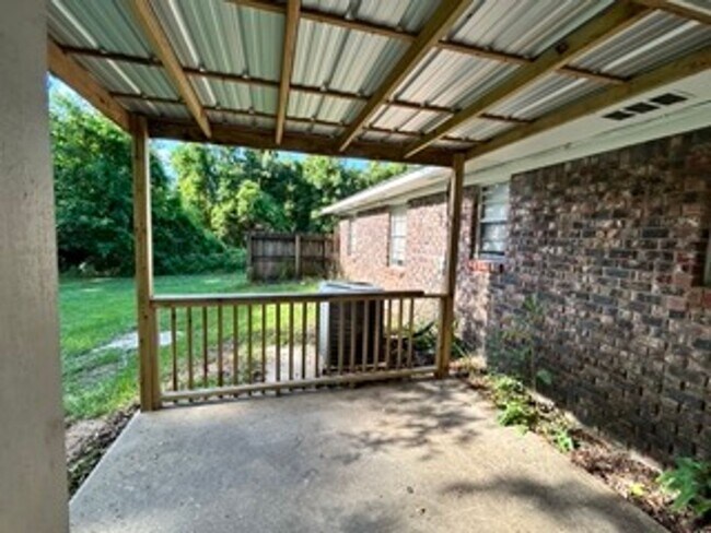 Building Photo - Country living