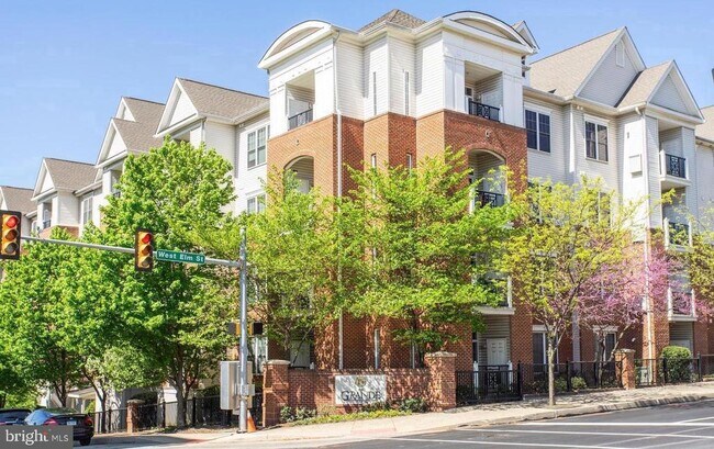 Building Photo - 200 W Elm St