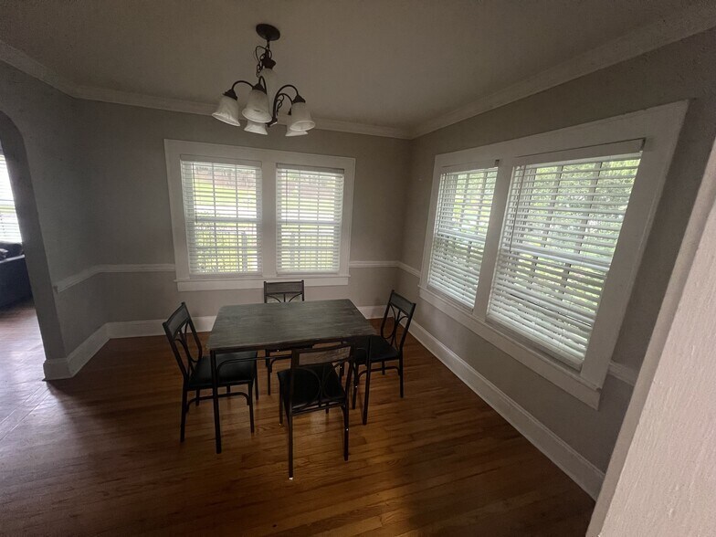 Unit A dining room - 8542 Campbellton St