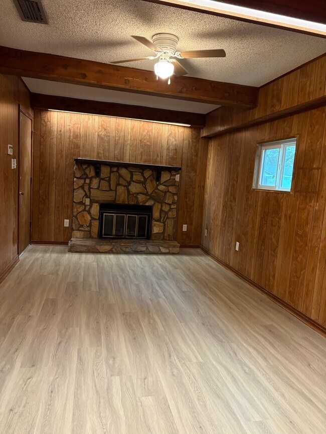 Building Photo - Beautiful 3 bedroom/1 bath home with Fireplace and Central HVAC!