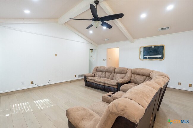 Building Photo - 1306 Ruiz Dr