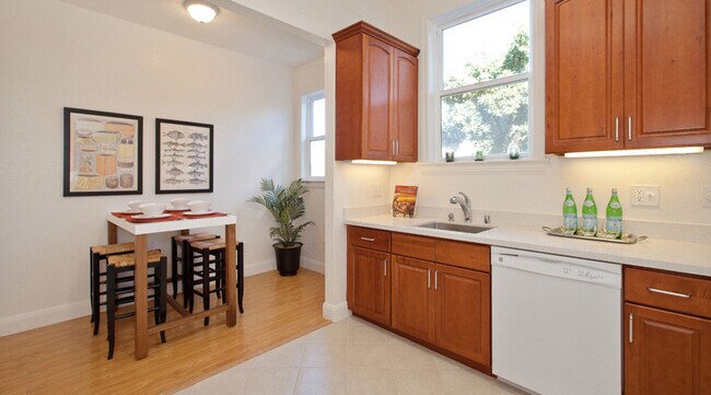 Building Photo - 332 6th Ave