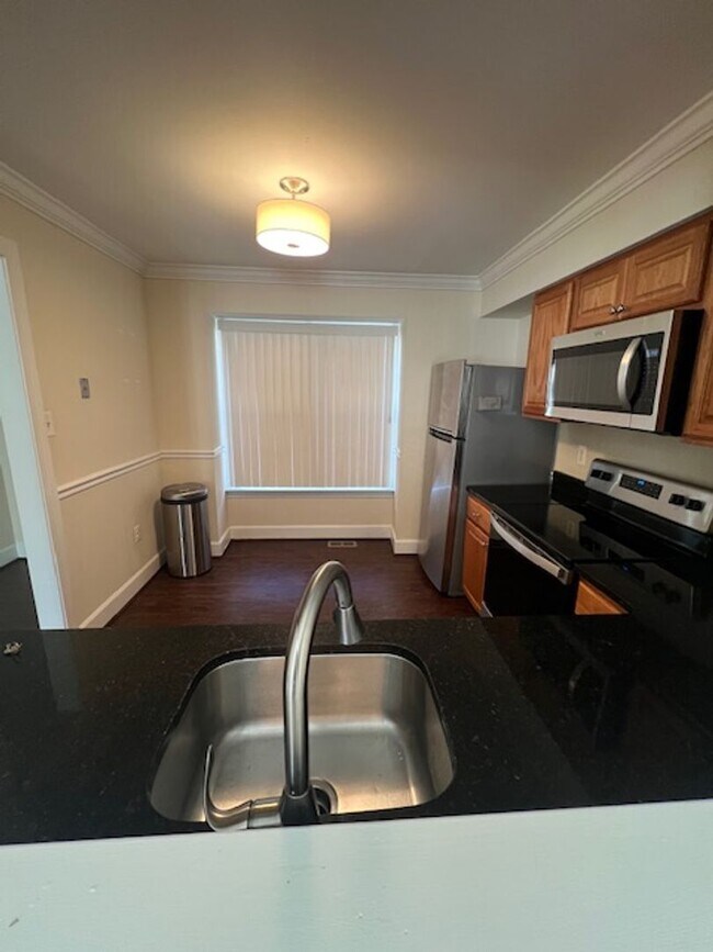 Building Photo - 3 LEVEL TOWNHOME IN GUNNERS LAKE VILLAGE