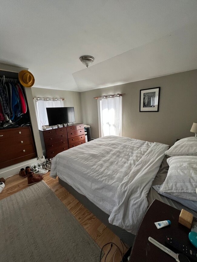Building Photo - 3 Bedroom with Laundry and Off Street Park...