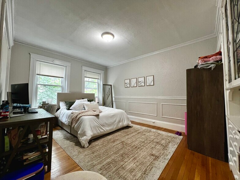 Building Photo - 164 Thorndike St