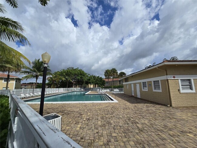 Building Photo - 824 Twin Lakes Dr