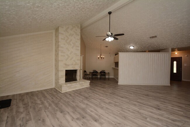 Building Photo - 16335 Quail Echo Dr