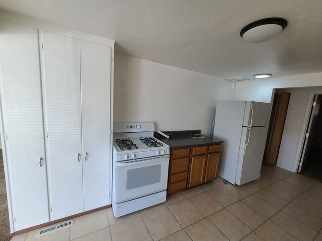 Building Photo - Large 2 Bedroom Home