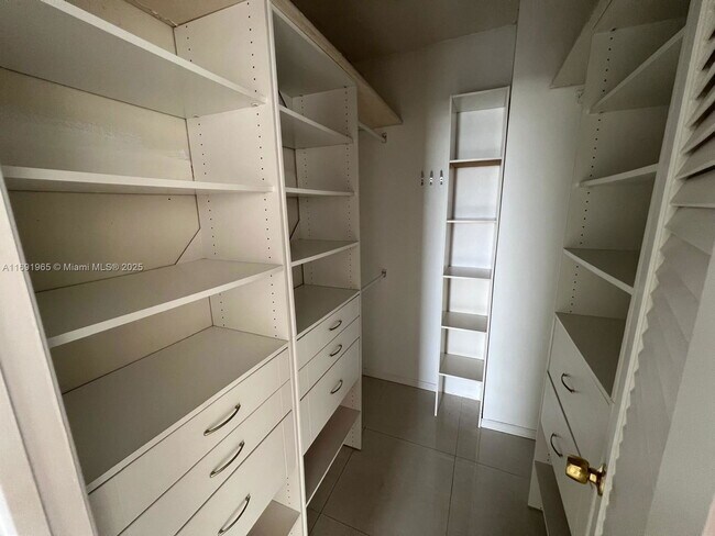 Building Photo - 500 Bayview Dr