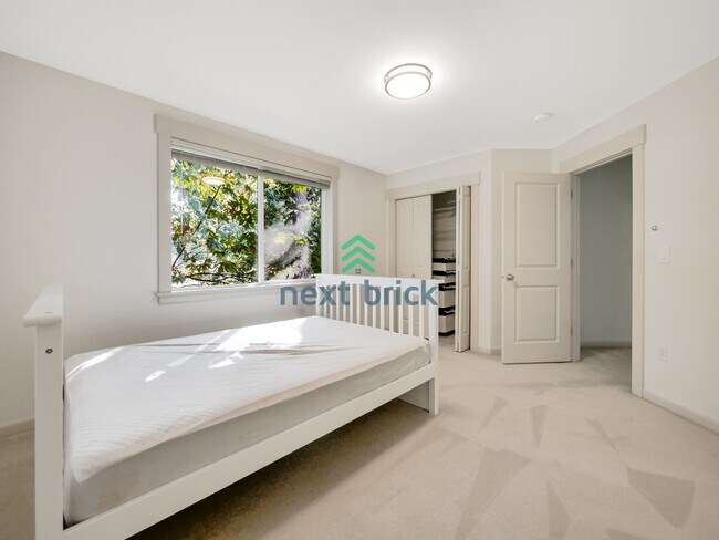 Building Photo - 4 bedroom, 2.5 Bathroom, 3 car garage Craftsman style home in Bellevue, WA