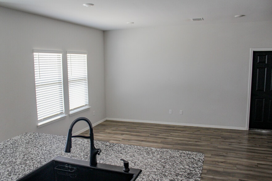 Building Photo - 1013 Velvet Ct