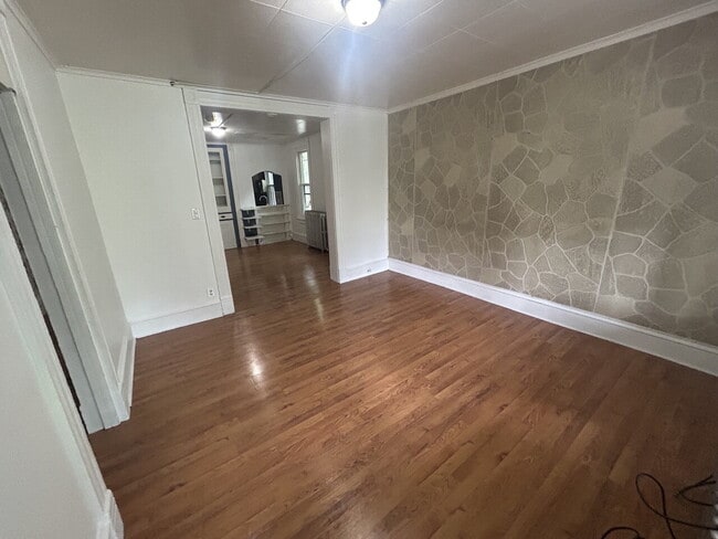Building Photo - "Spacious 5-Bedroom Family Retreat with 2 ...