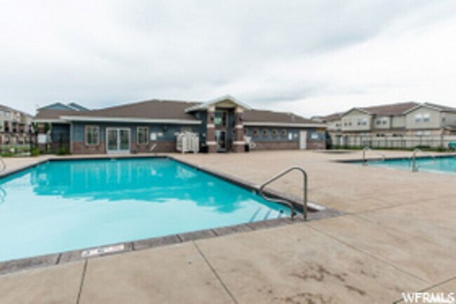 Building Photo - Great 3 Bed 2 Bath Sandy Condo!!