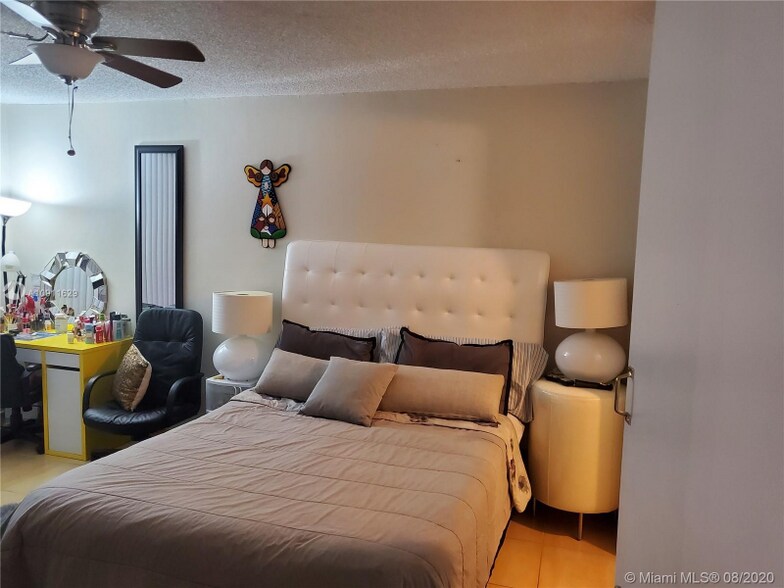 Building Photo - 1300 NE Miami Gardens Dr