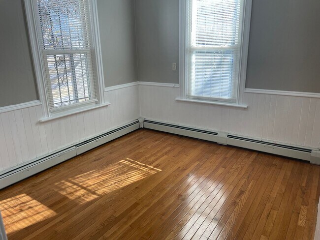 Building Photo - 128 Penn St