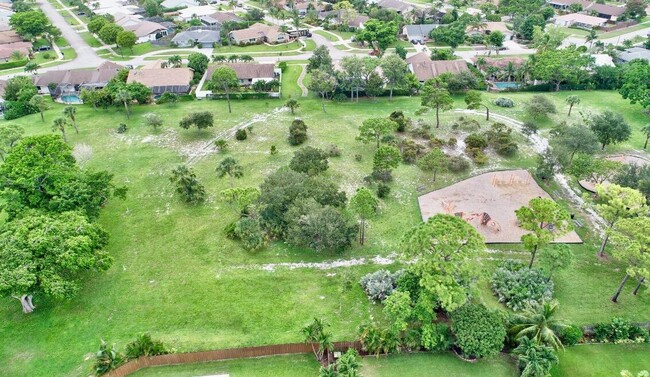 Building Photo - 17768 Maplewood Dr