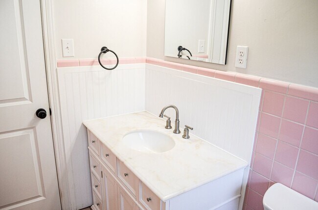 Building Photo - Hazel Heights 3 bedroom 2 bath concrete bl...