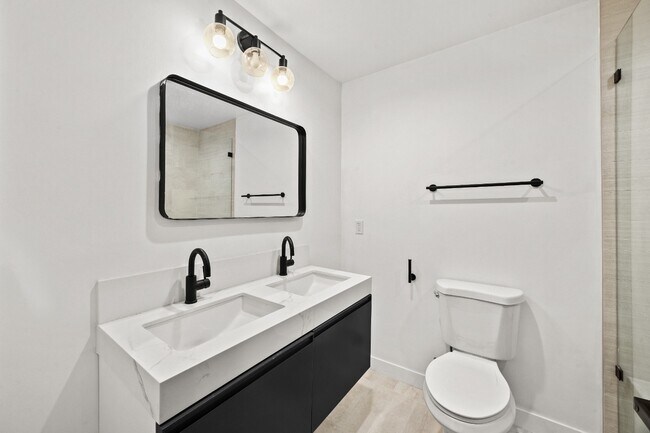 Building Photo - 3 BED 3 BATH | PRIVATE FRONT YARD | PRIVATE 2 CAR ATTACHED GARAGE | WASHER | DRYER | CENTRAL A/C