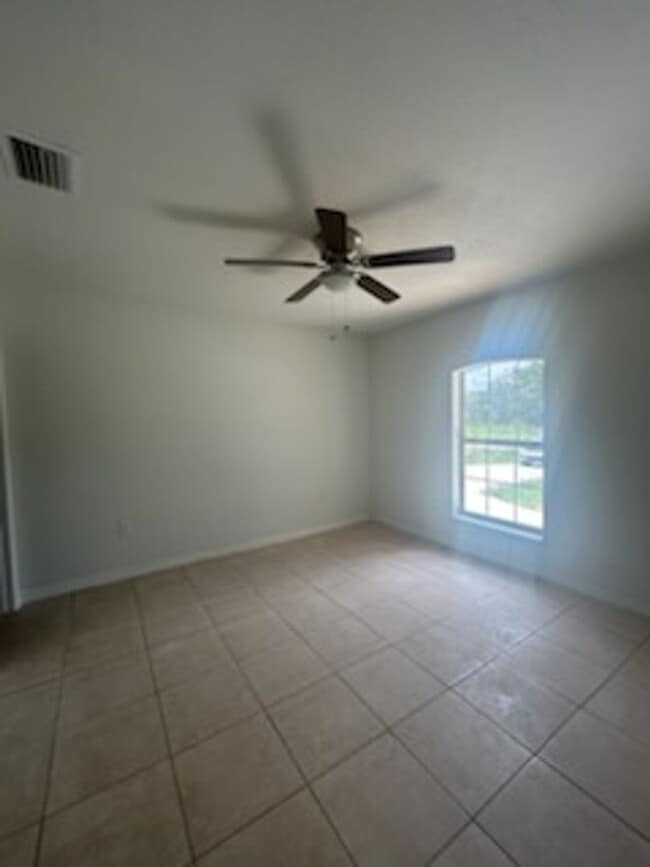 Building Photo - 3/2/1 Single Family Home Available-Cozy Pe...