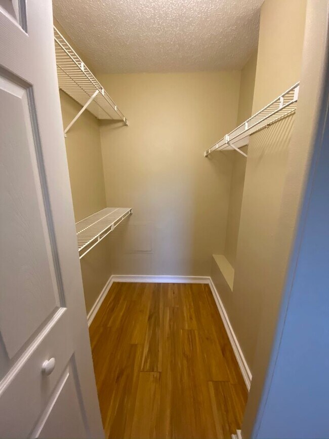 Building Photo - Ground Floor 1 BR + Den in Brandon with Resort Amenities - Up to one Month Free!