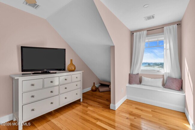 Building Photo - 550 Whiting Ave