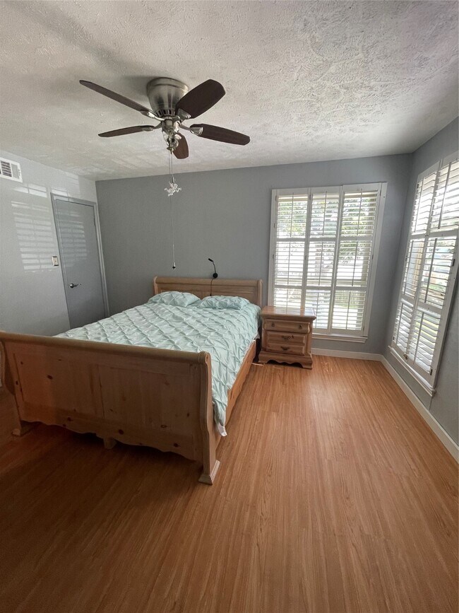 Building Photo - 204 Lakeview Terrace