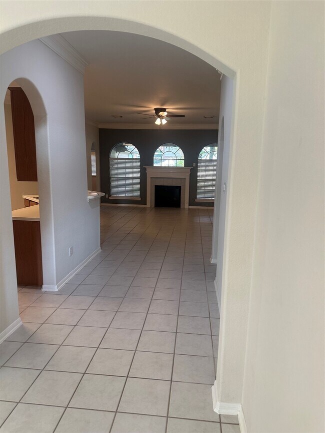 Building Photo - 15915 Clear Pointe Dr