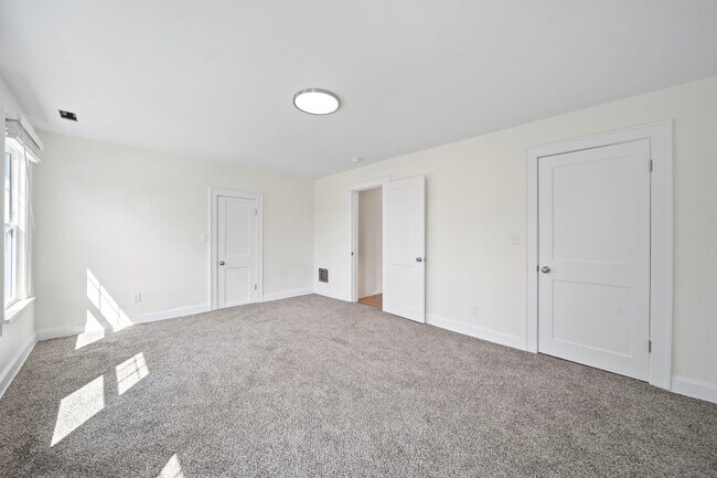 Building Photo - Fully Renovated Beauty!!