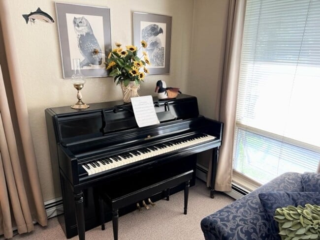Building Photo - Downtown Furnished One Bed Includes Utilities