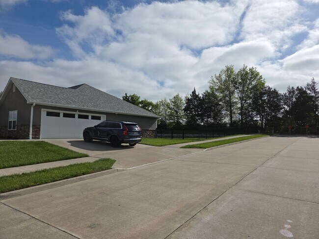 Building Photo - 3 bd, 2 ba house in E Columbia in great move-in shape, fenced, corner lot, w/d provided.