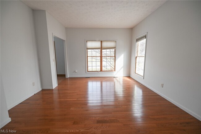 Building Photo - 320 Chadwick Dr