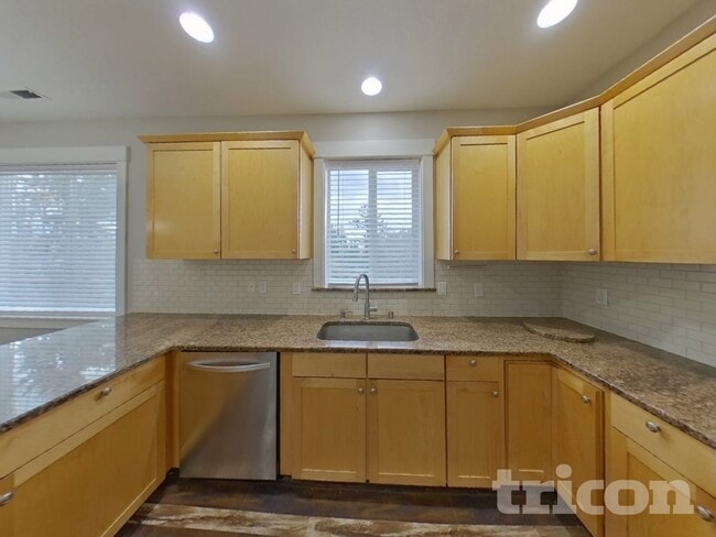 Building Photo - 2525 W 10th St