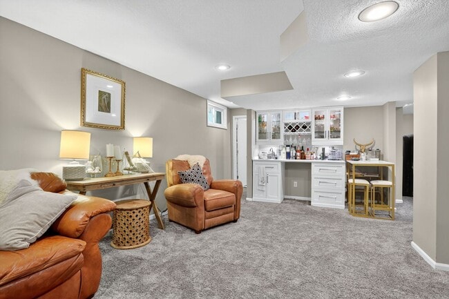 Building Photo - Great 3 Bedroom & 2 Full Baths In GREAT South Plaza Location