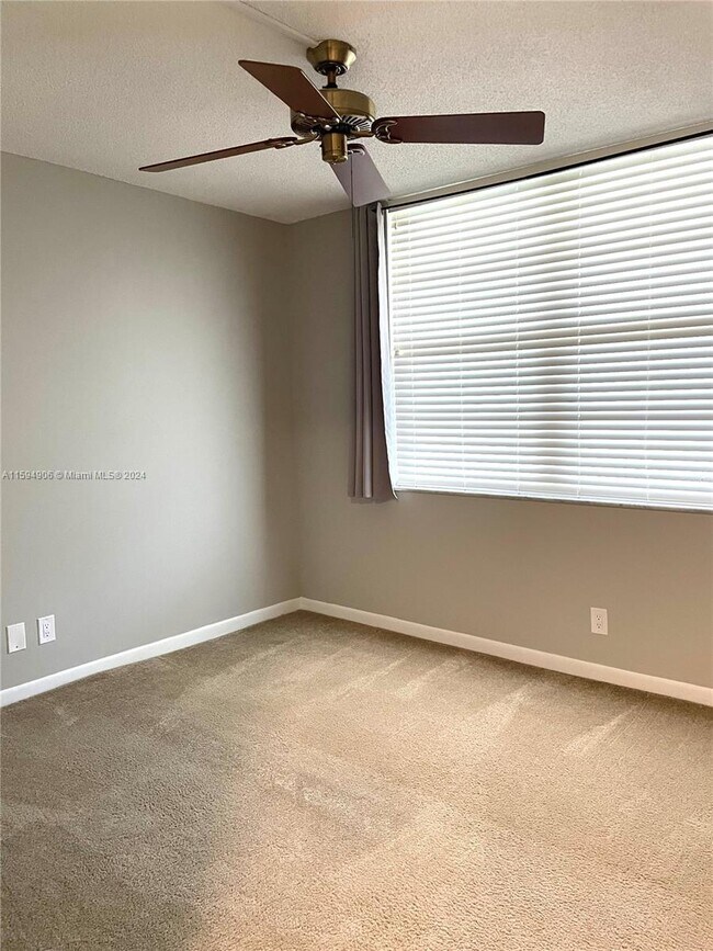 Building Photo - 250 Jacaranda Dr