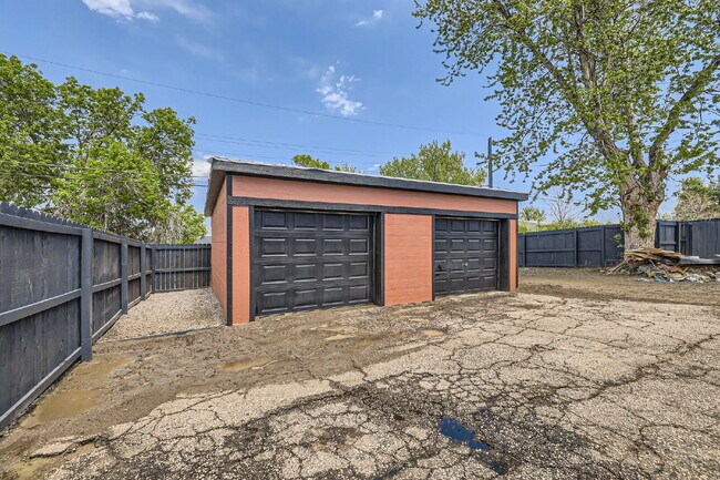 Building Photo - Renovated Duplex with Private Entrance