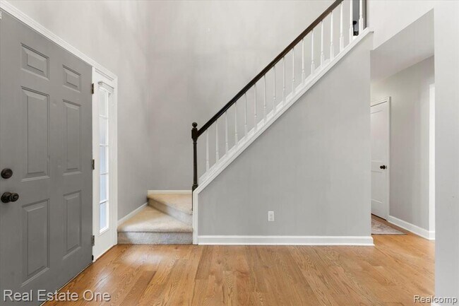 Building Photo - 1568 Grandview Dr