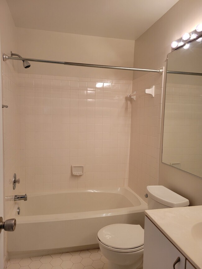 Building Photo - 913 Hillside Lake Terrace