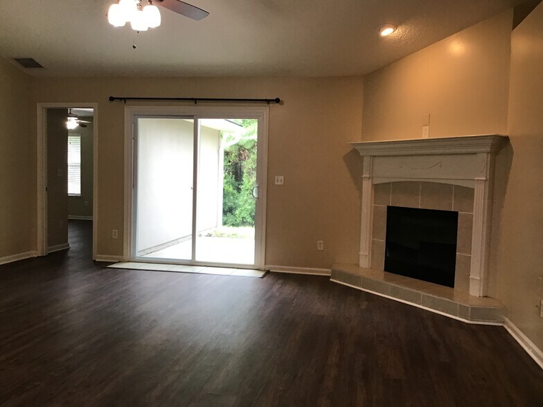 Building Photo - 2469 Royal Pointe Dr