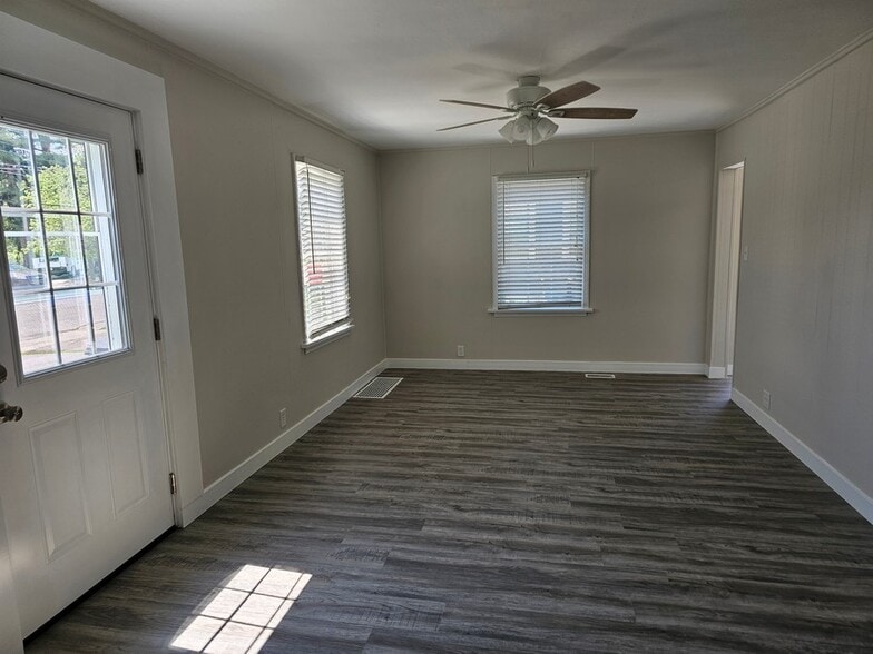 Building Photo - 2118 E 5th St