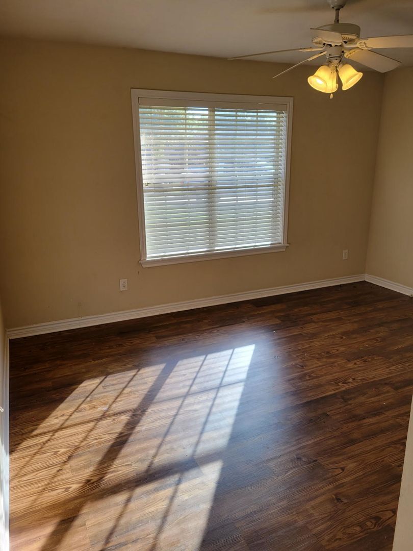Building Photo - AUGUST 2026 PRE-LEASE!!  Adorable 4 Bedroom 2 Bathroom Home