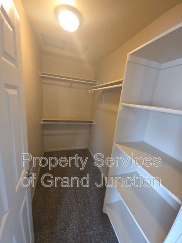 Building Photo - 3018 Oakwood Dr