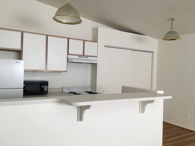 Building Photo - Rent special $1,125-1 BD UNIT IN TRIPLEX -...