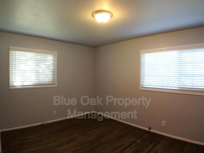 Building Photo - 708 Douglas Ln