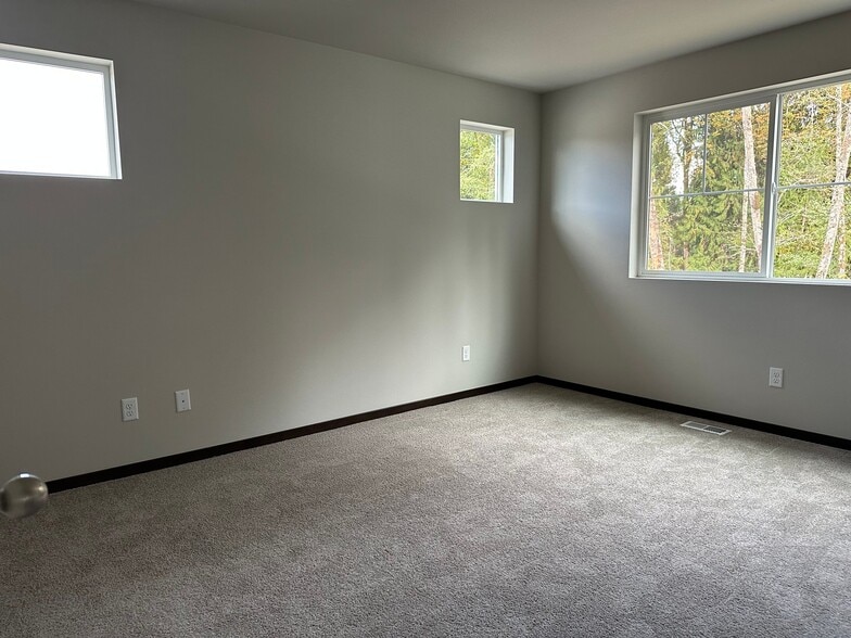 Building Photo - 9421 Fairhaven Cir NE