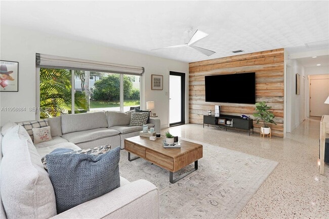 Building Photo - 930 N 11th Ct