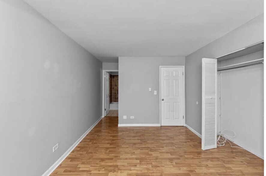 Building Photo - 3825 N Pine Grove Ave