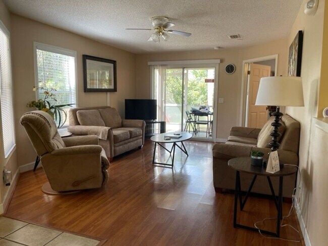 Building Photo - 8836 Coral Palms Ct